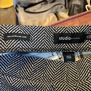 Studio by Torrid Black White Herringbone Pant pull on relaxed taper fit, size 0S